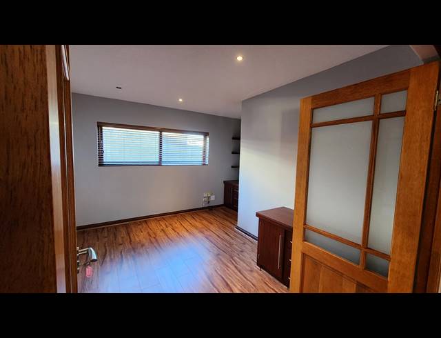 6 BEDROOM FREESTANDING FOR SALE IN BERGSIG